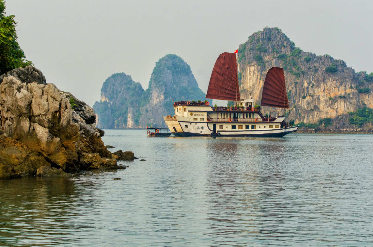 tour 6 day 12 halong bay traditional junk 2