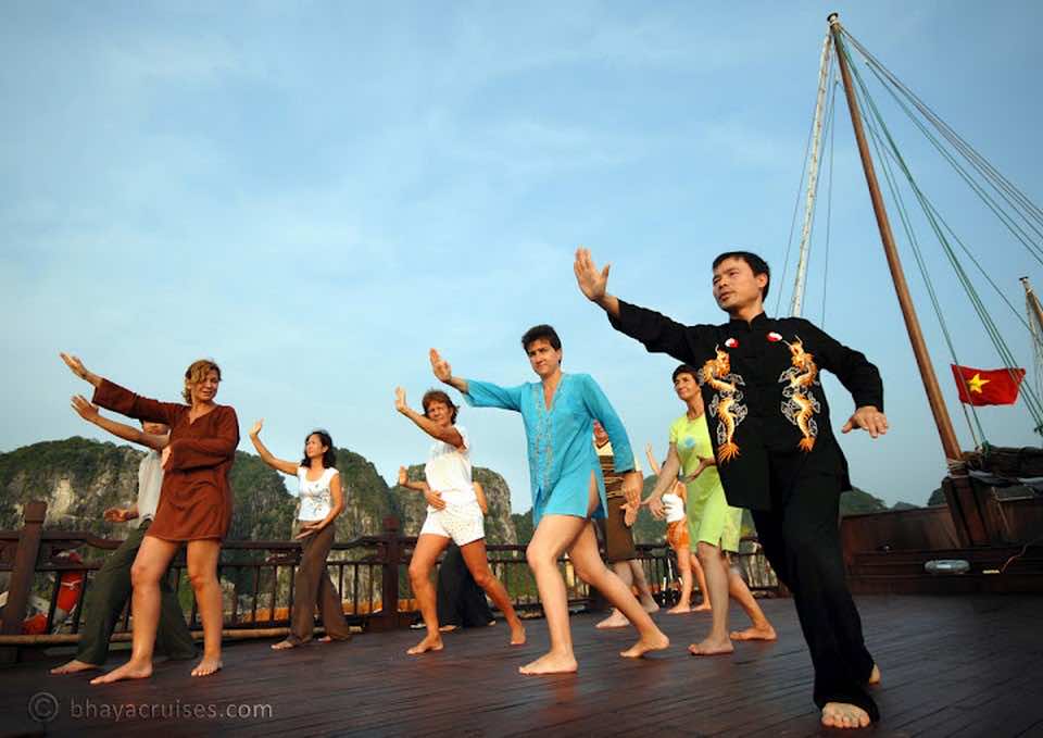 tour 7 day 5 tai chi on the boat 1