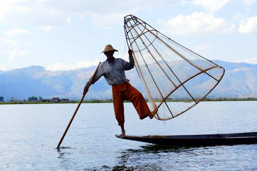 myanmar inle lake single leg rowers 1370324
